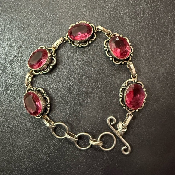 Elegant Silver and Pink Bracelet - Picture 2 of 7